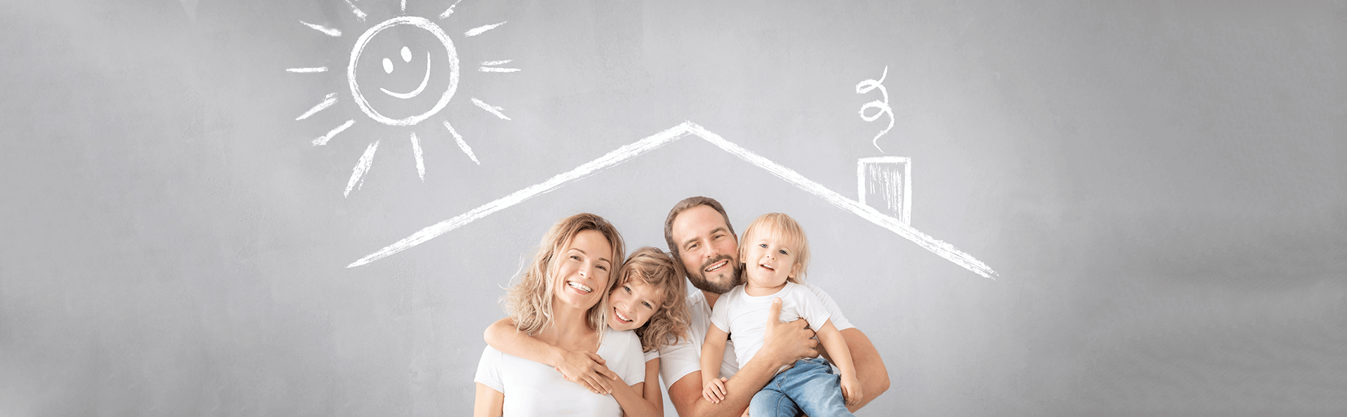 Uśmiechnięta rodzina z narysowanym kredą dachem oraz słońcem