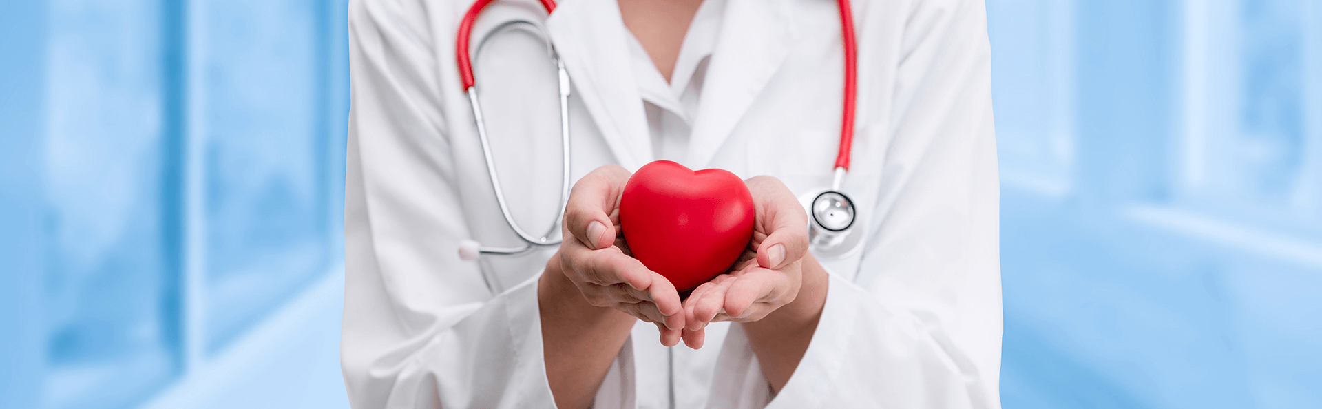 Lekarka trzyma serce na dłoni jako symbol troski o pacjentów