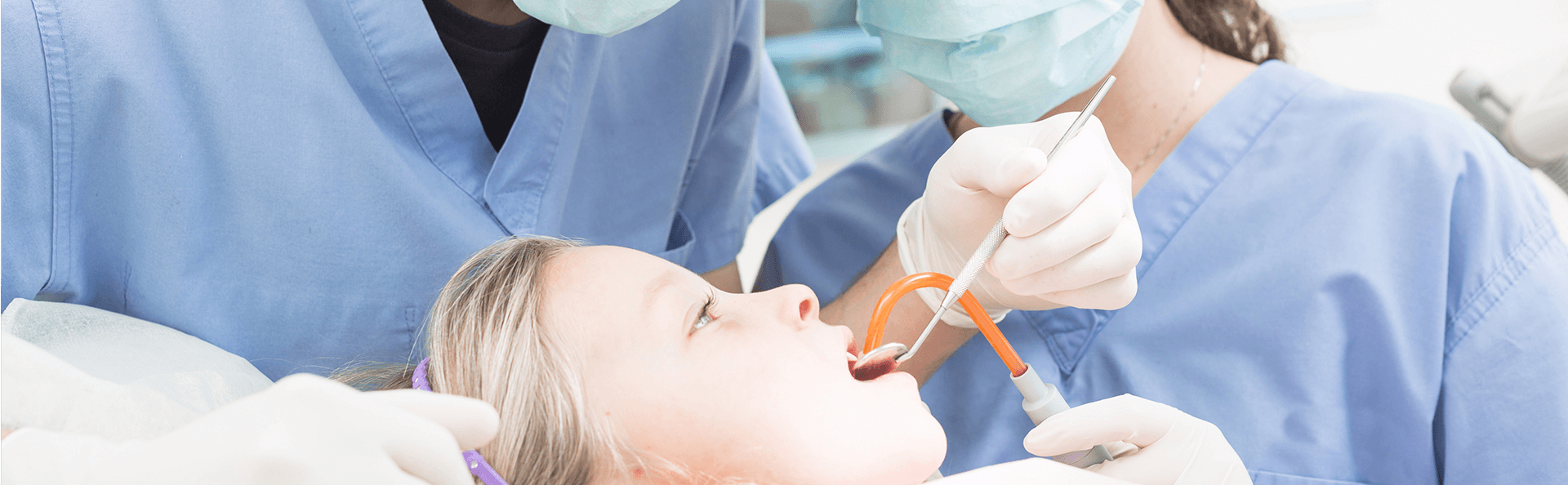 Stomatolog w trakcie zabiegu dentystycznego